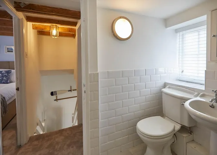 Host & - Amber * Whitby